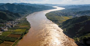 壮丽黄河蜿蜒于山川间