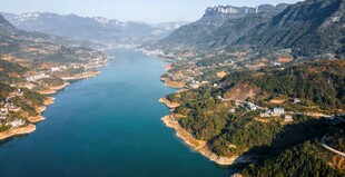 山水相依的美丽湖景