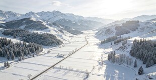 冬日雪山下的开阔雪景