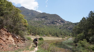 山间骑行者穿行于秀丽风景