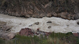 山间湍急河流与岩石景观