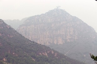石林峡雾中巍峨山峰