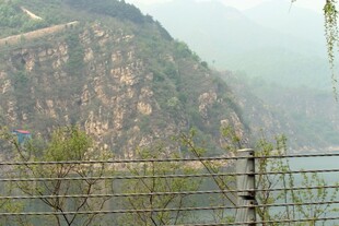 石林峡山间铁丝网旁的壮丽景色