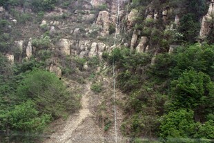 石林峡山间蜿蜒小路 绿意环绕