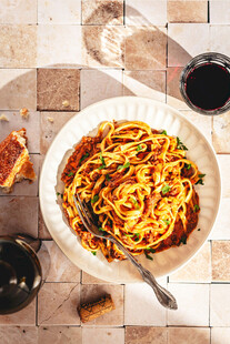 美味意面搭配饮品与面包