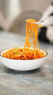 美味诱人的一碗热炒面