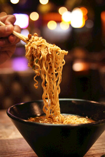 美味拉面被高高挑起