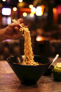 手挑拉面入碗的诱人瞬间