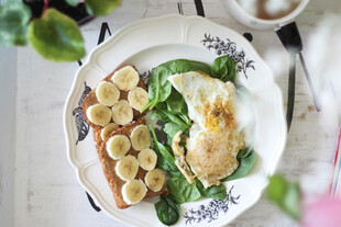 美味早餐煎蛋配蔬菜香蕉