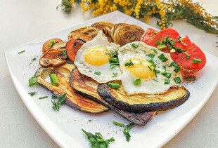 美味煎蛋配蔬菜拼盘