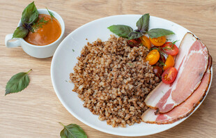 美味荞麦饭配培根蔬菜