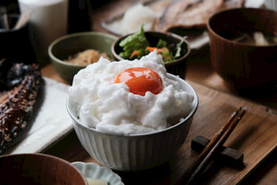 日式温泉蛋盖饭美食特写