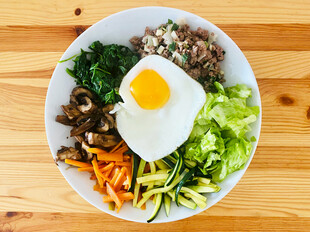 营养丰富的蔬菜煎蛋拌饭