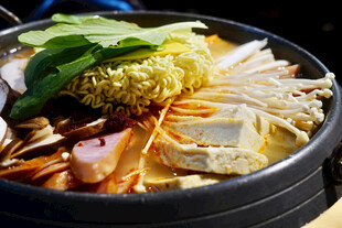 美味丰盛的韩式部队火锅