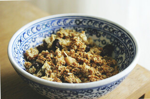 蓝白瓷碗中的美味杂食