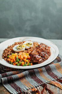 美味烤肉盖饭配多彩蔬菜