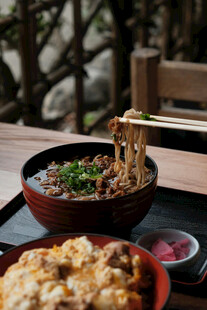 美味日式拉面与配菜