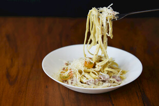 美味面条被筷子挑起