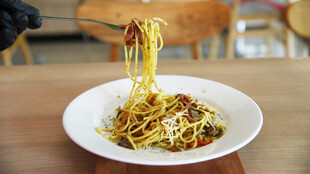 美味拌面被筷子夹起