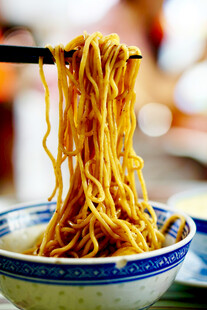 美味拉面被筷子挑起