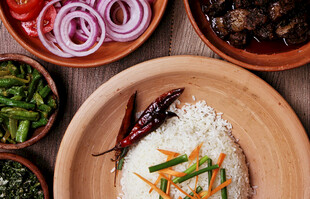 美味米饭与多样配菜