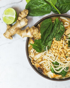 菠菜鲜虾面配坚果与姜