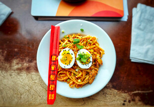 美味拌面配蛋与筷子