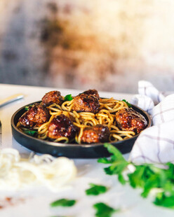 美味肉丸意面摆盘展示