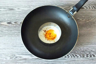 煎锅中的美味荷包蛋