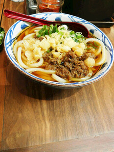 美味肉酱面诱人上桌