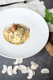 美味蘑菇意面摆盘特写