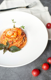 美味虾仁意面摆盘特写