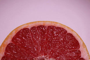 切开的红葡萄柚果肉