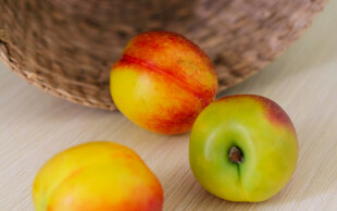 新鲜多彩桃子摆于木面