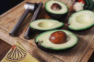 新鲜牛油果及切割工具展示