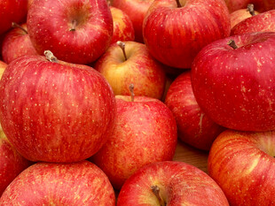 红彤彤的新鲜苹果堆
