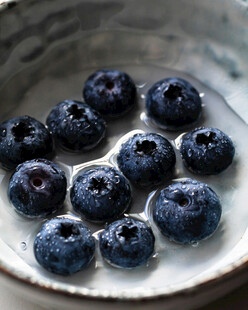 盘中新鲜蓝莓