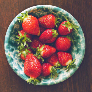 碗中新鲜草莓色泽诱人