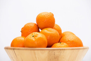 木碗中的新鲜橘子