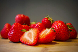 新鲜草莓摆放在木桌上