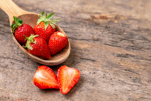 木勺中的新鲜草莓