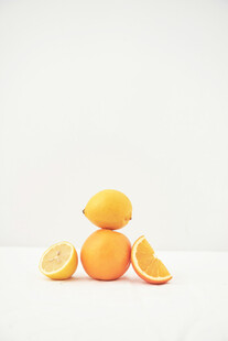 堆叠的新鲜橙子与切片