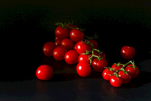 新鲜红樱桃番茄静物图