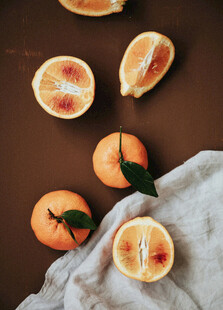 新鲜血橙摆放于布上