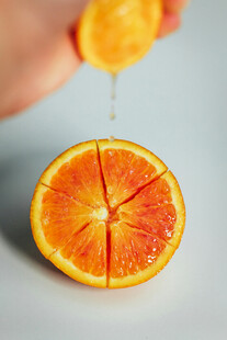 手挤血橙汁水欲滴