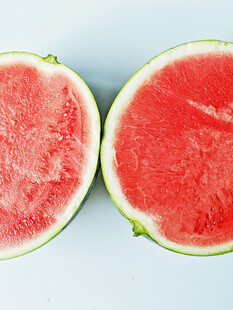 切开的新鲜红瓤西瓜