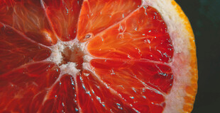 切开的鲜艳血橙