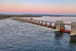 海上长桥映晚霞