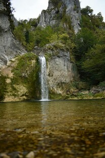 山间瀑布下的清澈水域