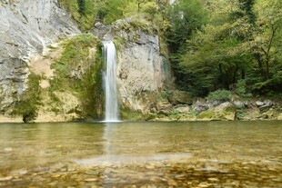 山间瀑布下的清澈水域